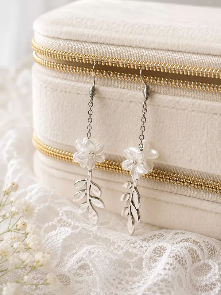 Boucles d’oreilles mariée Faustine – Fleurs nacrées et feuilles délicates