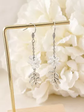 Boucles d’oreilles mariée Faustine – Fleurs nacrées et feuilles délicates