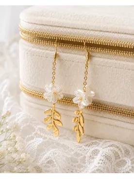 Boucles d’oreilles mariée Faustine – Fleurs nacrées et feuilles délicates