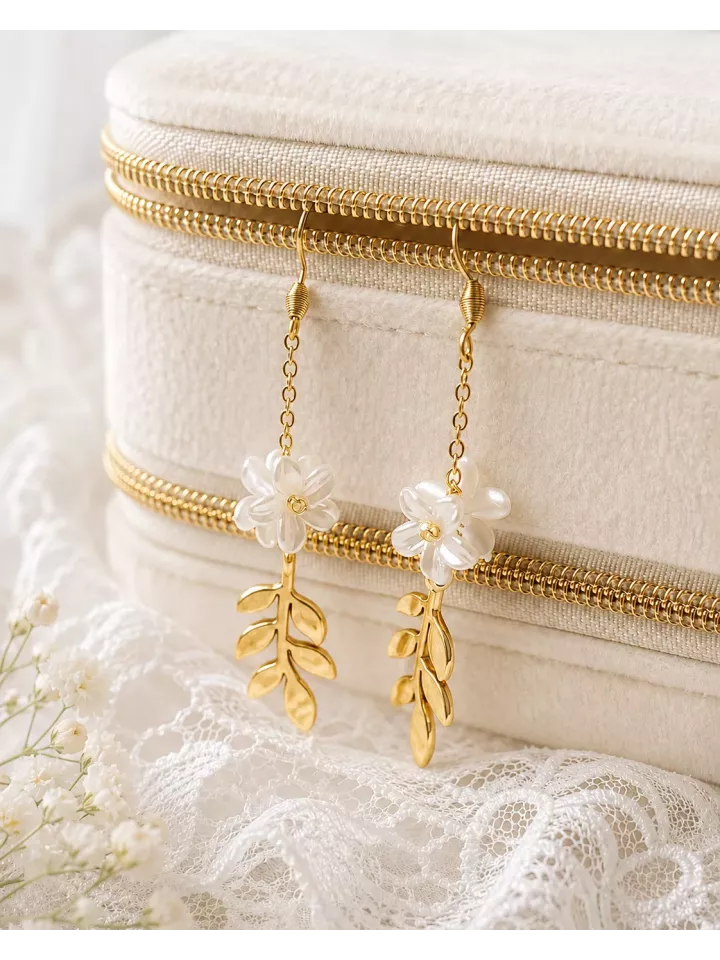 Boucles d’oreilles mariée Faustine – Fleurs nacrées et feuilles délicates