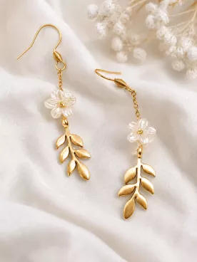 Boucles d’oreilles mariée Faustine – Fleurs nacrées et feuilles délicates