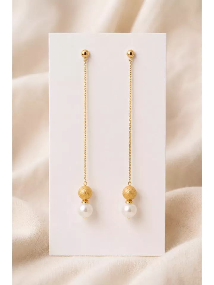 Boucles d’oreilles mariée Clélia – Boucles pendantes dorées fines avec perles nacrées, bijou de mariage élégant