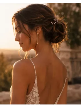 Boucles d’oreilles mariée Clélia – Boucles pendantes dorées fines avec perles nacrées, bijou de mariage élégant