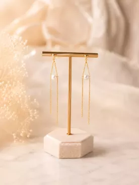 Boucles d’oreilles Calianne – Bijou de mariée doré avec chaînes fines et perle nacrée