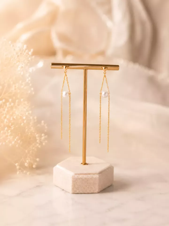 Boucles d’oreilles Calianne – Bijou de mariée doré avec chaînes fines et perle nacrée