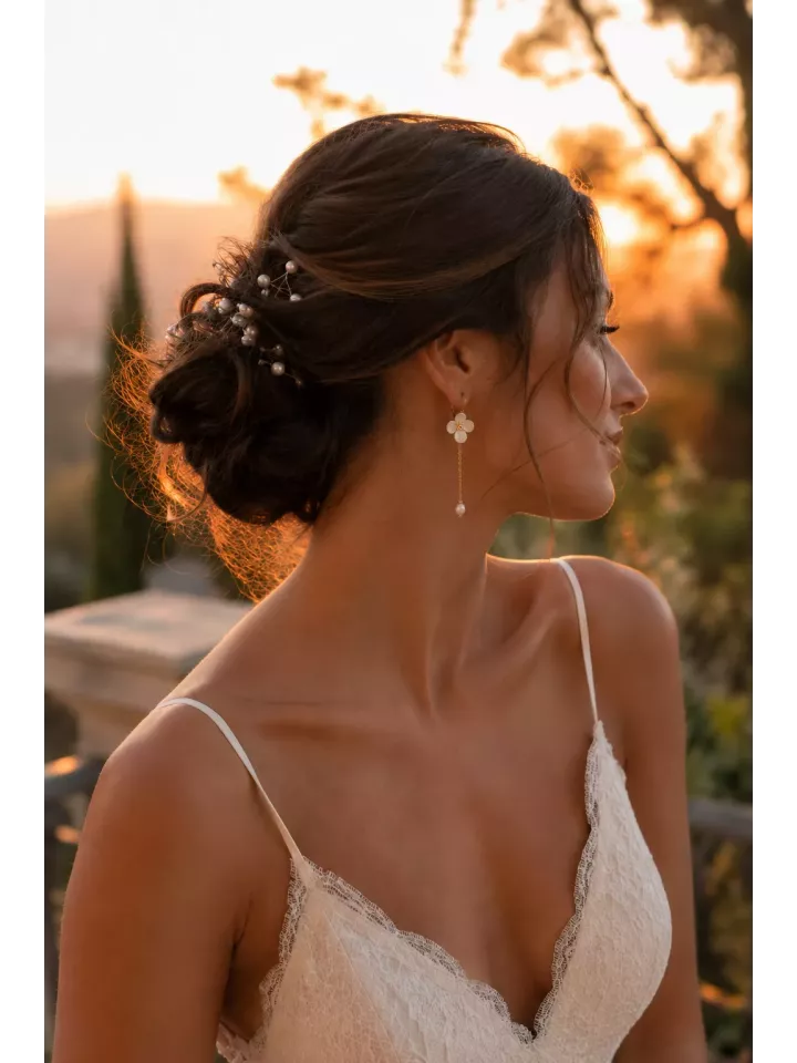 Boucles d’oreilles de mariée Églantine – Fleurs nacrées et perles d’eau douce