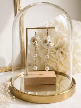 Boucles d’oreilles de mariée Pivoine – Fleurs nacrées et perles pendantes dorées