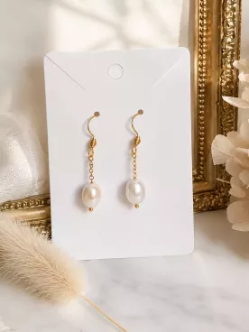 Boucles d’oreilles de mariée Esmée – Chaîne fine dorée et perle nacrée