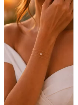 Bracelet de mariée Naïa – Triple chaîne fine dorée avec perle nacrée