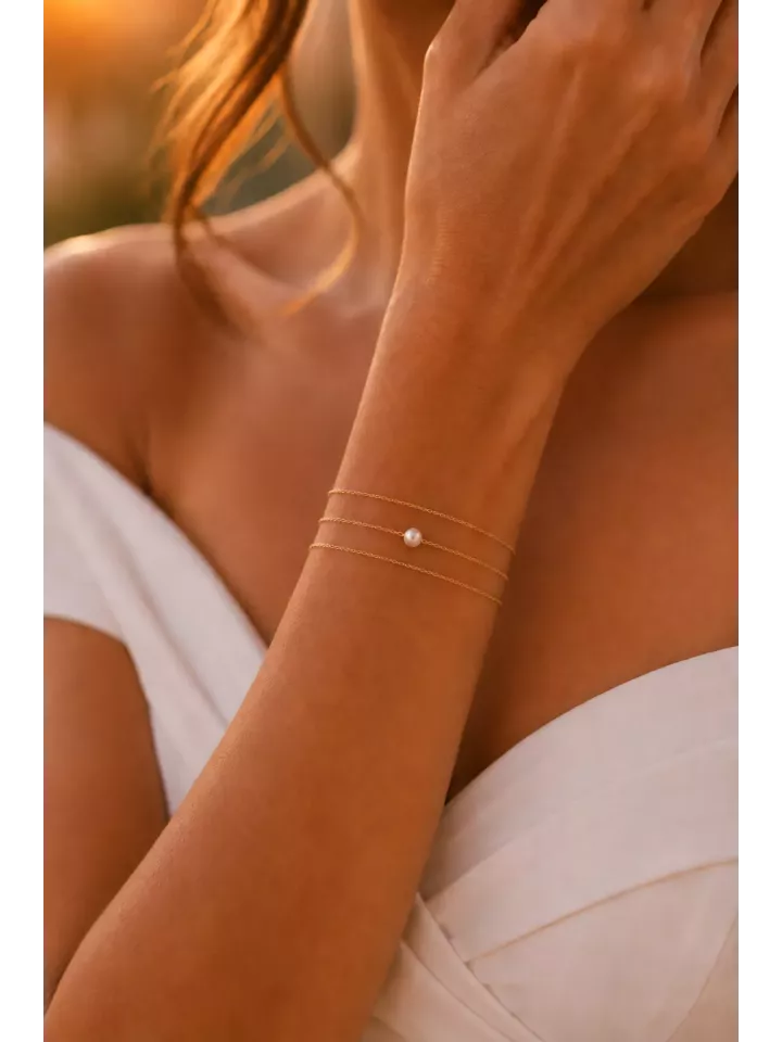 Bracelet de mariée Naïa – Triple chaîne fine dorée avec perle nacrée