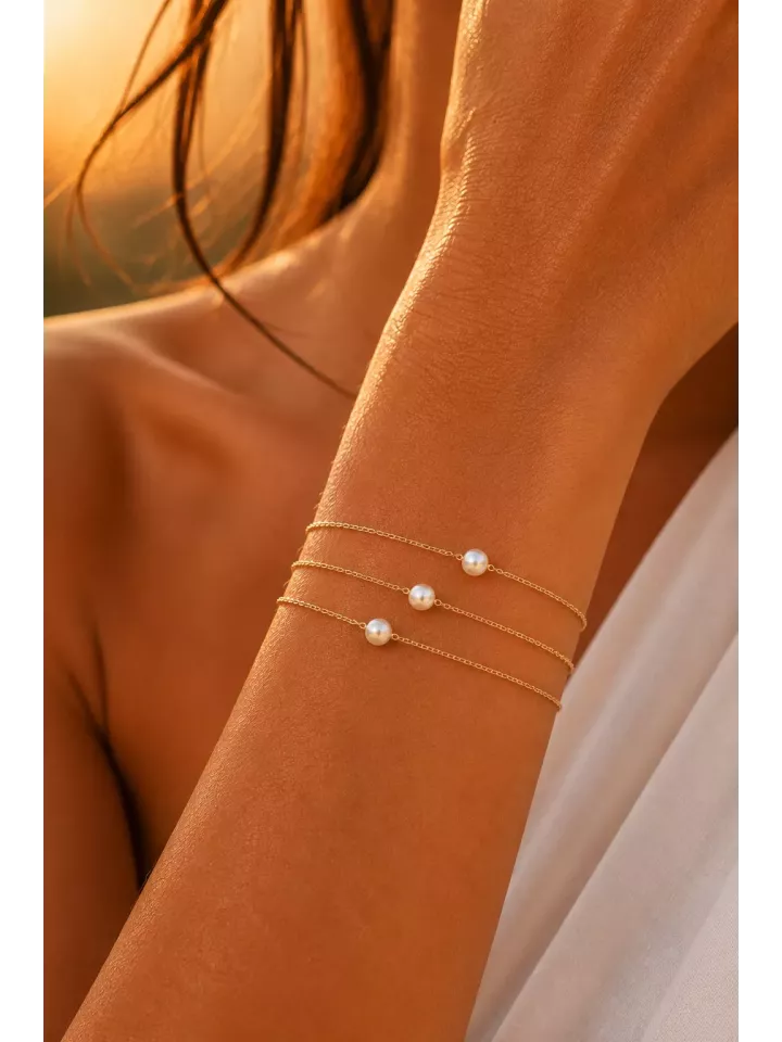 Bracelet Noëline – Double chaîne fine dorée et perle nacrée, bijou délicat de mariée