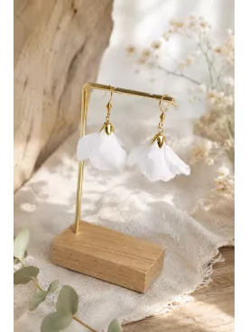 Boucles d’oreilles de mariée Elwen – Fleurs blanches délicates et finition dorée