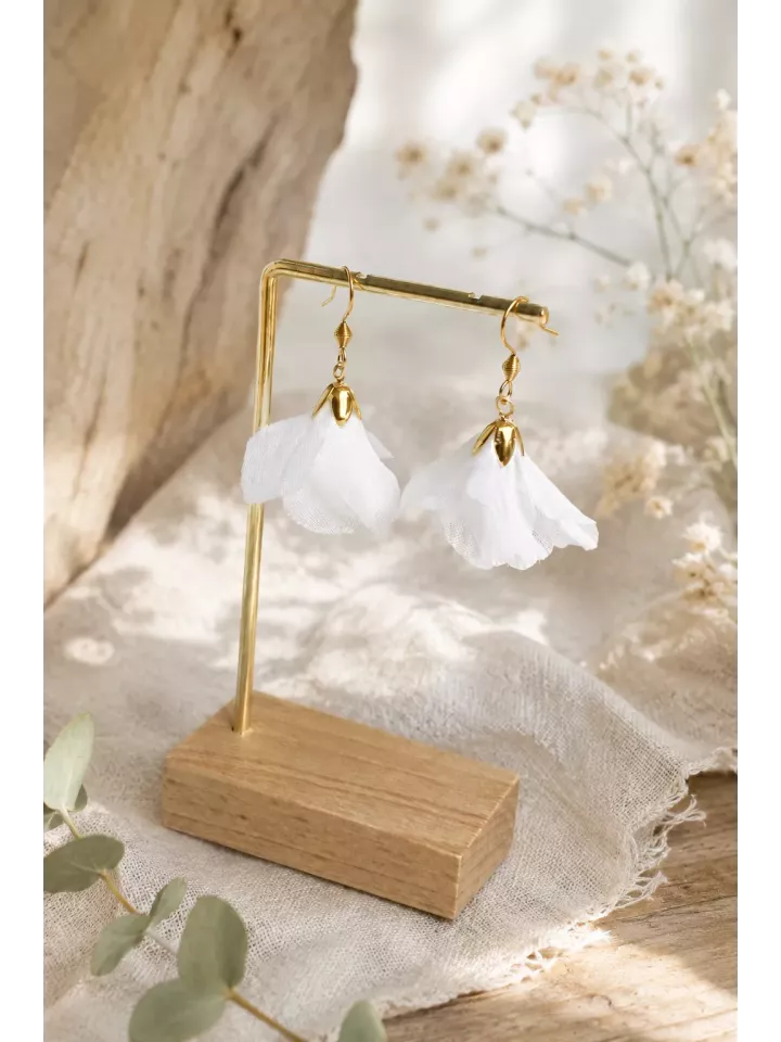 Boucles d’oreilles de mariée Elwen – Fleurs blanches délicates et finition dorée