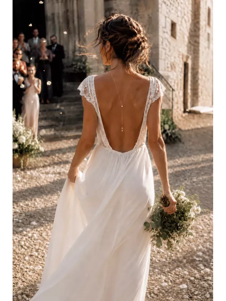 Collier de dos mariée Soline – Une seule chaîne fine ornée de perles délicates