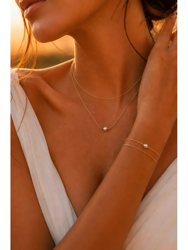 Collier de mariée Cassiopée – Double chaîne dorée délicate avec perle nacrée