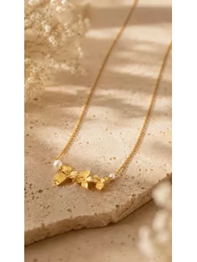 Collier de mariée Folia – 3 fleurs dorées texturées, perles nacrées & chaîne en acier inoxydable