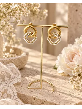Boucles d’oreilles mariée & soirée, anneaux dorés entrelacés et perles nacrées, bijoux élégants en acier inoxydable-Iridesa -