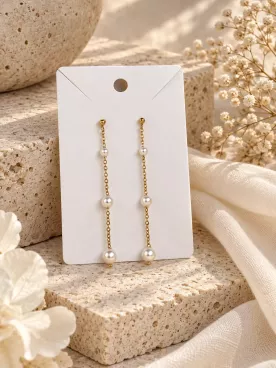 Boucles d’oreilles dorées pendantes avec perles nacrées – Elyra
