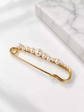Broche attache-traîne de mariée argentée avec perles nacrées – Nélisse