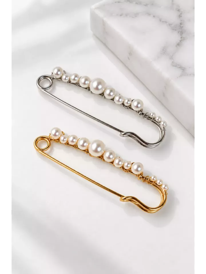 Broche attache-traîne de mariée argentée avec perles nacrées – Nélisse