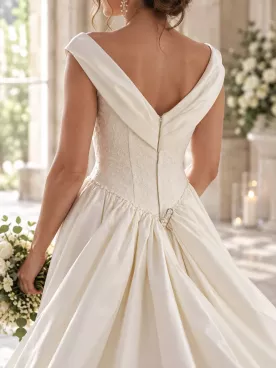 Broche attache-traîne de mariée argentée avec perles nacrées – Nélisse