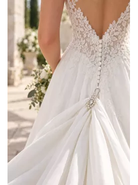 Broche attache-traîne de mariée argentée avec perles nacrées et cristal – Nerissa