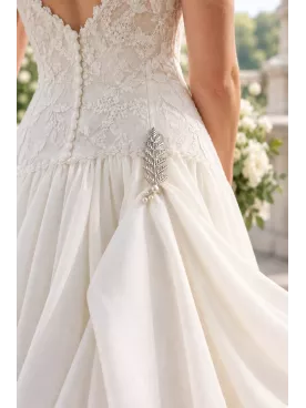 Broche attache-traîne de mariée feuillage argenté et perles nacrées – Sylvara