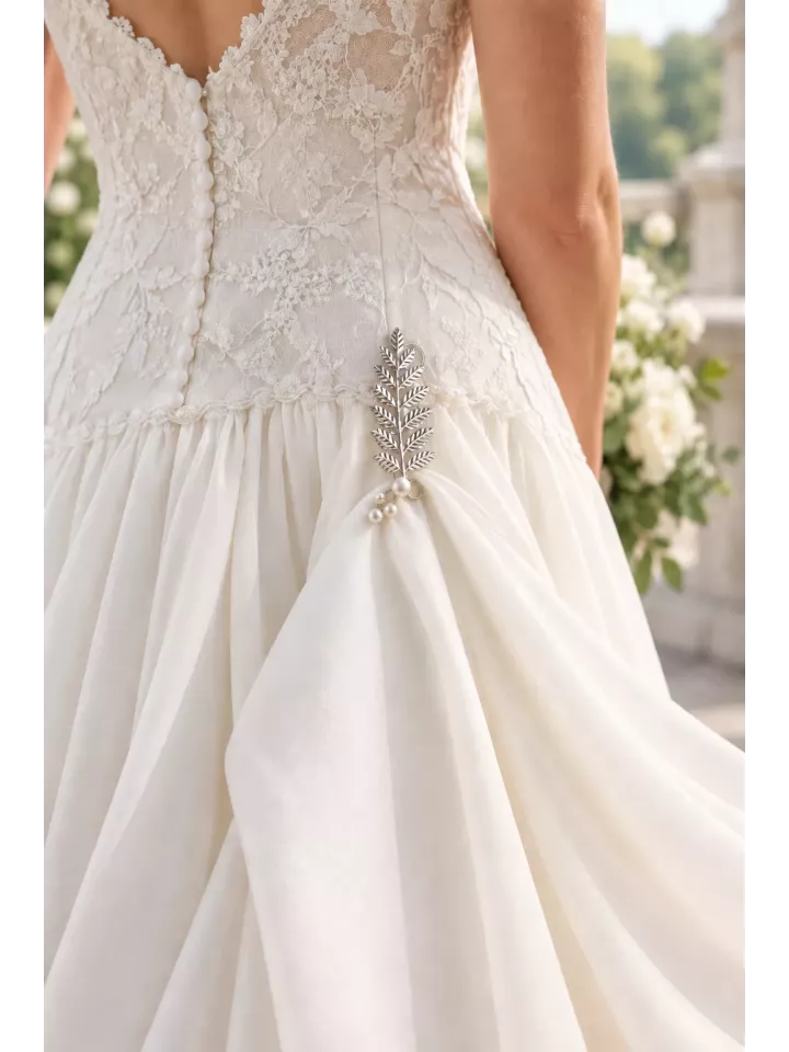 Broche attache-traîne de mariée feuillage argenté et perles nacrées – Sylvara