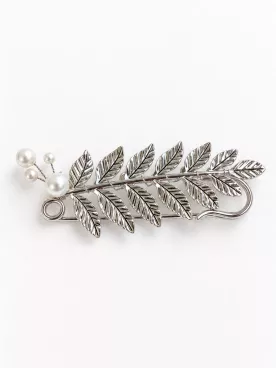 Broche attache-traîne de mariée feuillage argenté et perles nacrées – Sylvara