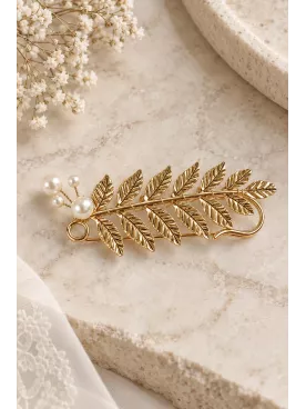 Broche attache-traîne de mariée feuillage argenté et perles nacrées – Sylvara