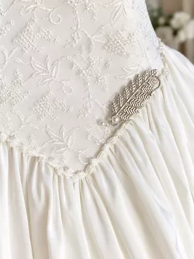 Broche attache-traîne de mariée feuillage argenté et perles nacrées – Sylvara