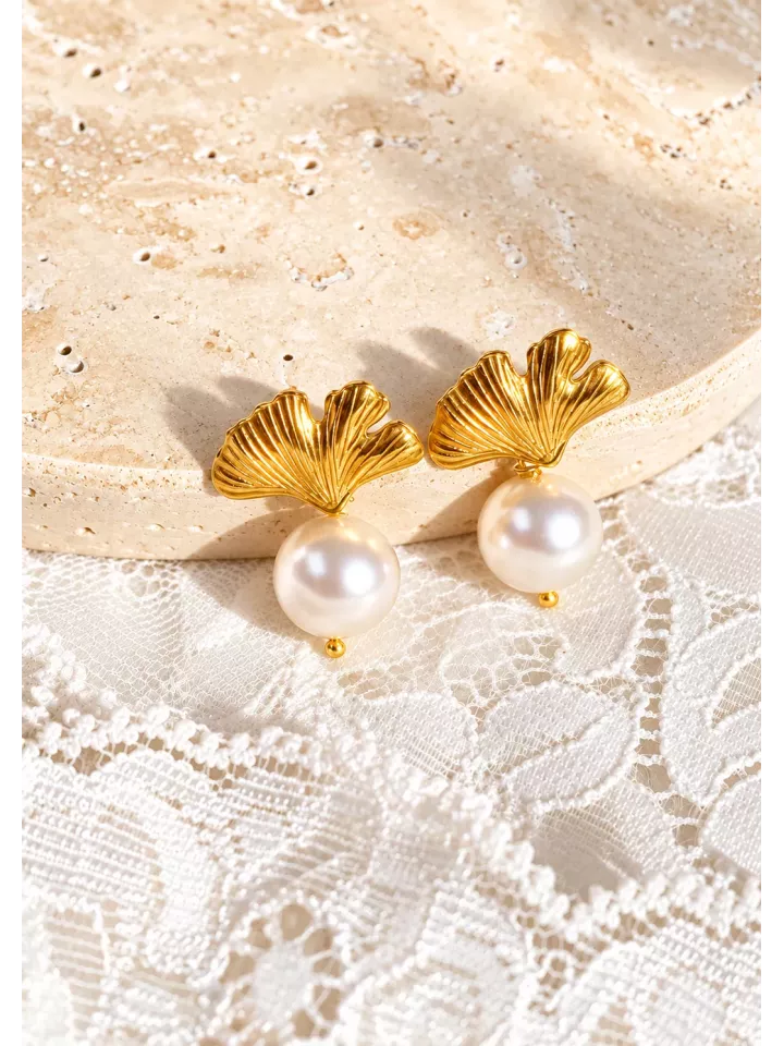 Boucles d’oreilles de mariée en feuilles de ginkgo dorées et perles nacrées- L’Orée