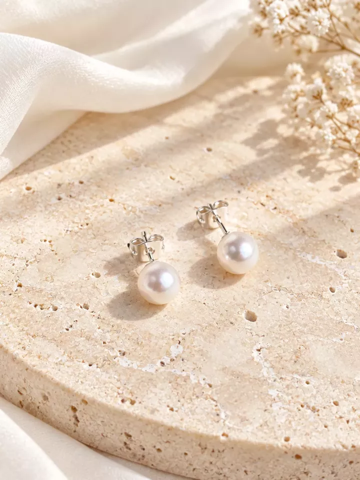 Boucles d’Oreilles  – Puces mariée en perles Swarovski dorées à l’or fin 24K – Épure