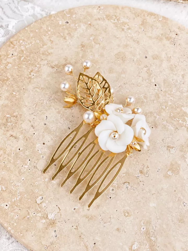 Peigne de mariée L’Aube – Fleurs blanches, feuilles dorées et perles nacrées | Bijou de cheveux romantique