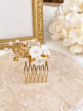 Peigne de mariée L’Aube – Fleurs blanches, feuilles dorées et perles nacrées | Bijou de cheveux romantique