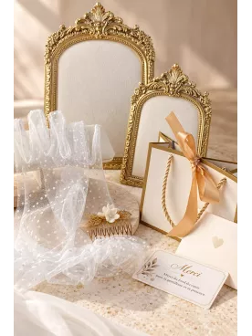 Coffret Héritage – Accessoires de mariée avec gants en tulle à pois, peigne à cheveux doré et pochette cadeau