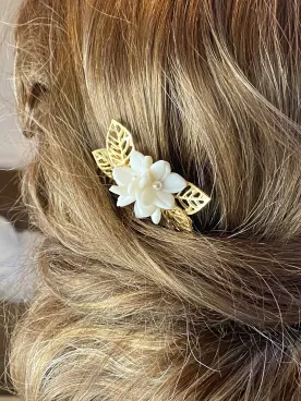 Peigne à cheveux de mariée fleuri, doré ou argenté, fleurs blanches et feuillages –  Eulalie