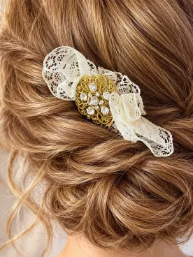 Peigne de mariée Odette – Dentelle ivoire, bijou doré et cristaux | Accessoire cheveux vintage chic